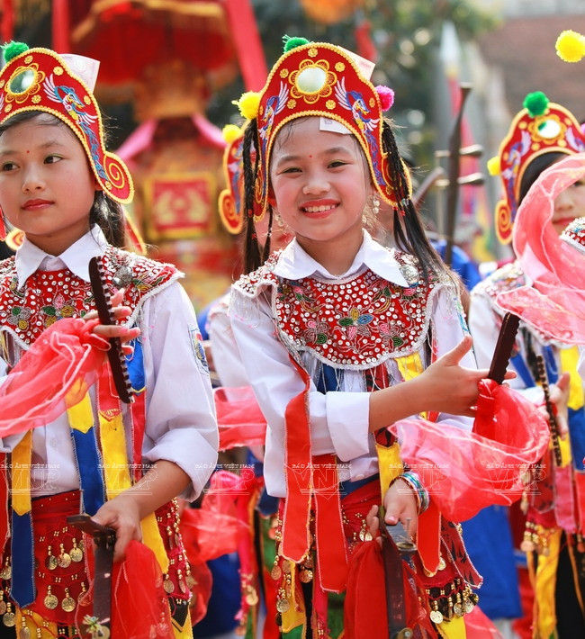 Kỹ thuật viên rửa thận của người cho thận để thực hiện ghép thận cho bệnh nhân suy thận mãn tính. (Ảnh: Dương Ngọc/TTXVN)