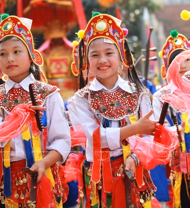 Kỹ thuật viên rửa thận của người cho thận để thực hiện ghép thận cho bệnh nhân suy thận mãn tính. (Ảnh: Dương Ngọc/TTXVN)