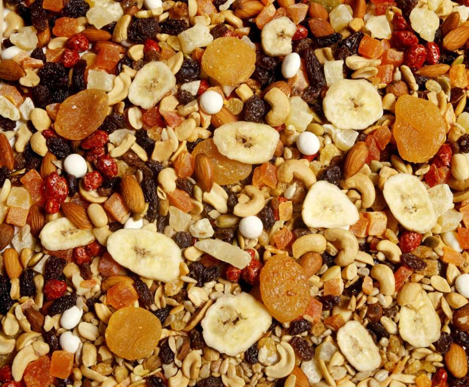Các thành phần để làm trail mix ngon và tốt bao gồm: hoa quả sấy khô, các quả hạch, cùi dừa không bỏ đường, đậu phộng, bánh quy mini và hạt bí đỏ hay vỏ hạt hướng dương bóc vỏ. (Nguồn: REX)