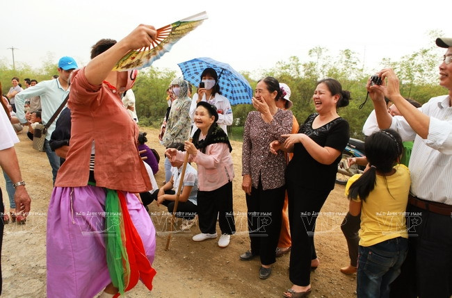 Phẫu thuật cắt một quả thận của người cho thận để ghép cho bệnh nhân suy thận mãn tính. (Ảnh: Dương Ngọc/TTXVN)