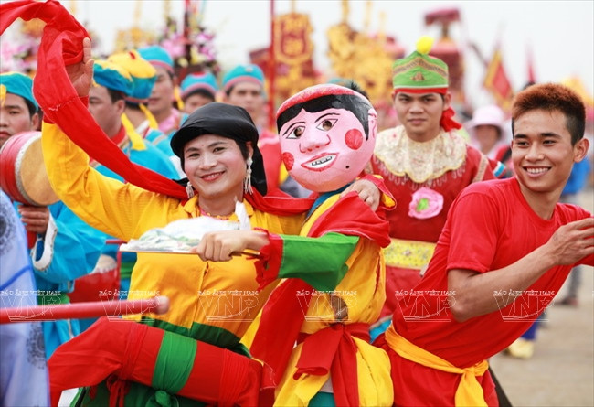 Thực hiện kỹ thuật "Bắt vít" trong ca phẫu thuật ứng dụng Robot định vị chính xác tại khoa Phẫu thuật Cột sống- Viện Chấn thương Chỉnh hình (Bệnh viện Hữu nghị Việt Đức-Hà Nội). (Ảnh: Dương Ngọc/TTXVN) 