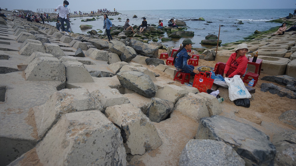 Các bạn trẻ, nhất là những người yêu thích nhiếp ảnh tới đây để kiếm tìm những bức ảnh đặc sắc, người lớn tuổi hơn thì đến với sự hiếu kỳ. (Ảnh: Tiến Đạt/Vietnam+)