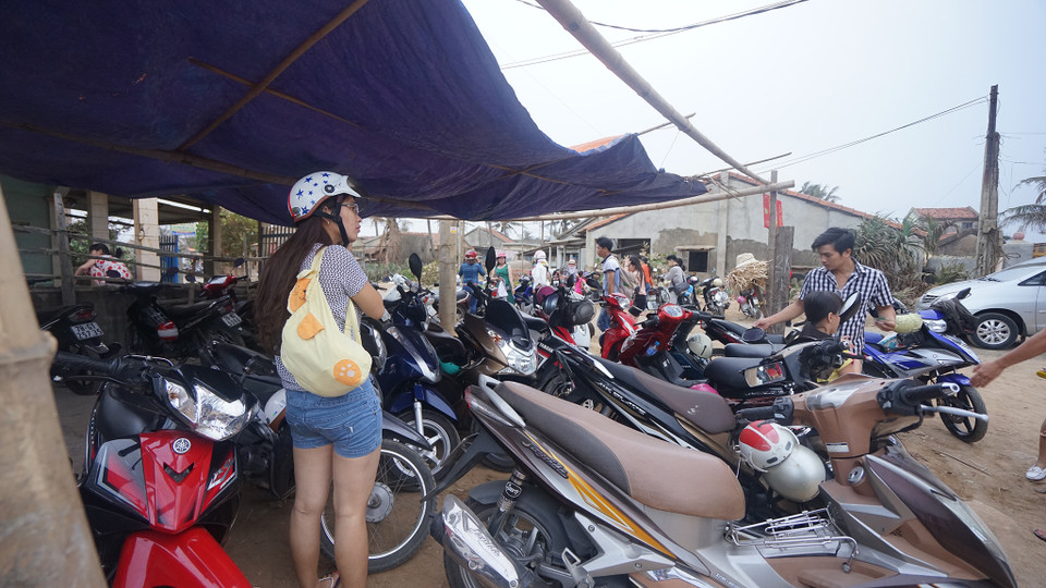 Các dịch vụ ăn theo như trông xe, bán đồ ăn vặt, chụp ảnh lấy ngay cũng mọc lên nhanh chóng. (Ảnh: Tiến Đạt/Vietnam+)