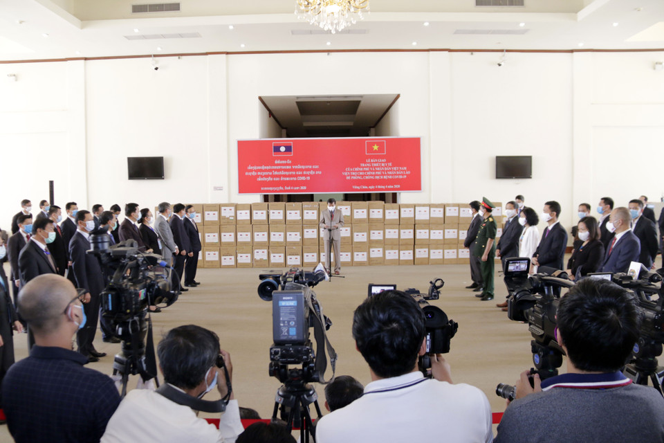 Đại sứ Việt Nam tại Lào Nguyễn Bá Hùng đang phát biểu tại lễ bàn giao. (Ảnh: Phạm Kiên/Vietnam+)