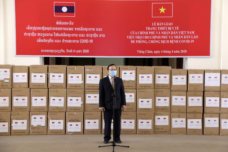Phó Thủ tướng Lào Somdy Duangdy cảm ơn sự giúp đỡ chí tình chí nghĩa của Việt Nam dành cho Lào tại lễ bàn giao. (Ảnh: Phạm Kiên/Vietnam+)