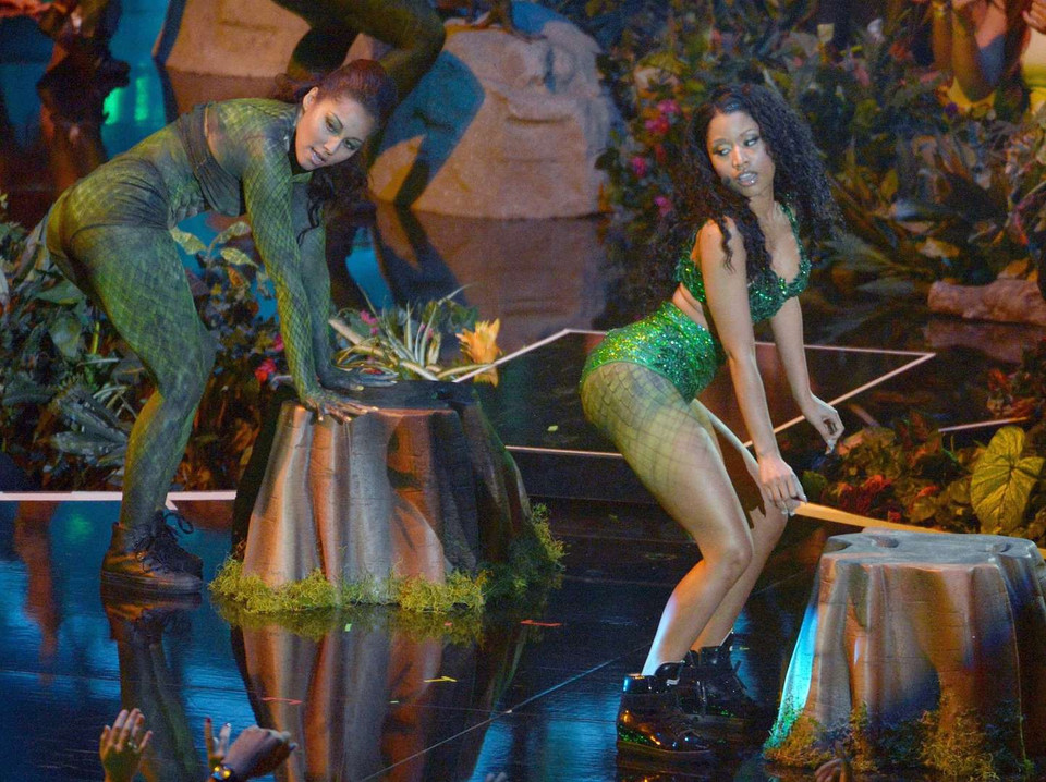  Ca khúc “Anaconda” của rapper người Mỹ Nicki Minaj vẫn chưa hết gây tranh cãi bởi những hình ảnh được cho là phản cảm và khoe thân triệt để trong video. 