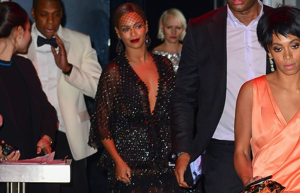 Solange Knowles liên tục lao vào đấm đá, chỉ trỏ, chửi mắng anh rể sau khi rời bữa tiệc Met Gala 2014.