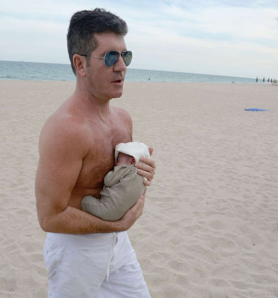 Vào đúng ngày lễ tình nhân, ông trùm của các chương trình ca nhạc truyền hình nổi tiếng và giàu có của thế giới Simon Cowell đã chào đón cậu con trai đầu lòng, kết quả tình yêu giữa Simon và bạn gái Lauren Silverman.