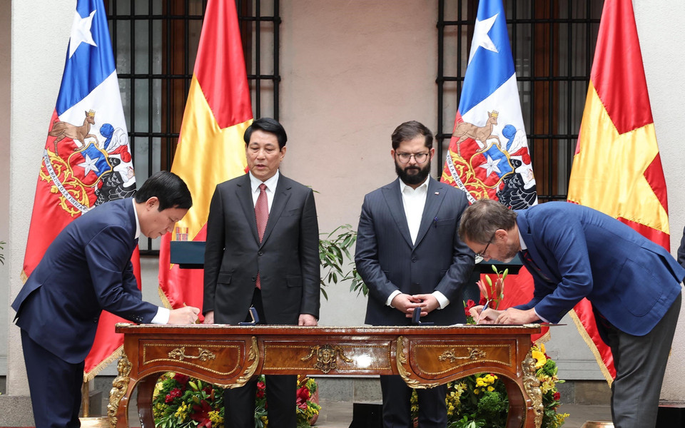 Chủ tịch nước Lương Cường và Tổng thống Chile Gabriel Boric Font chứng kiến lễ ký ghi nhớ hợp tác giữa Liên đoàn Thương mại và Công nghiệp Việt Nam với Cơ quan Xúc tiến thương mại Chile. (Ảnh: Lâm Khánh/TTXVN)