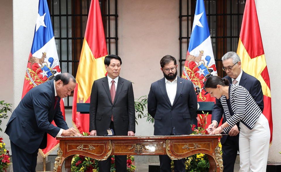 Chủ tịch nước Lương Cường và Tổng thống Chile Gabriel Boric Font chứng kiến lễ ký Ghi nhớ hợp tác giữa Bộ Văn hoá, Thể thao và Du lịch với Bộ Văn hoá, Nghệ thuật và Di sản Chile. (Ảnh: Lâm Khánh/TTXVN)