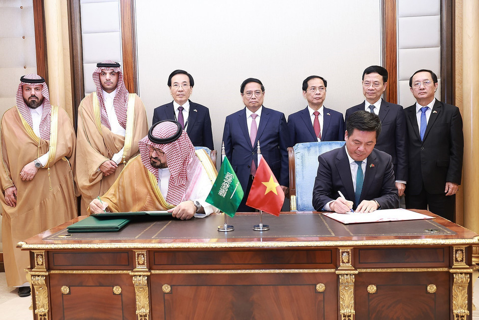 Thủ tướng Phạm Minh Chính và Bộ trưởng Kinh tế và Kế hoạch Saudi Arabia Faisal Al-Ibrahim chứng kiến ký biên bản ghi nhớ về hợp tác trong lĩnh vực kinh tế-thương mại giữa Bộ Công Thương Việt Nam với Bộ Kinh tế và Kế hoạch Saudi Arabia. (Ảnh: Dương Giang/TTXVN)