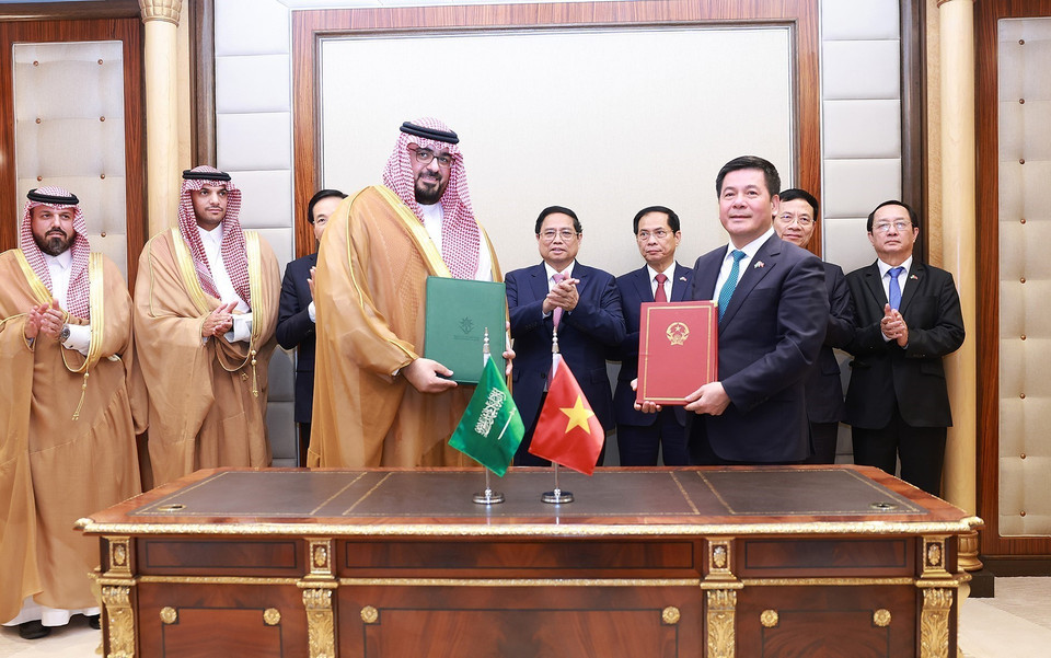 Thủ tướng Phạm Minh Chính và Bộ trưởng Kinh tế và Kế hoạch Saudi Arabia Faisal Al-Ibrahim chứng kiến ký biên bản ghi nhớ về hợp tác trong lĩnh vực kinh tế-thương mại giữa Bộ Công Thương Việt Nam với Bộ Kinh tế và Kế hoạch Saudi Arabia. (Ảnh: Dương Giang/TTXVN)