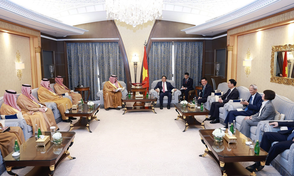 Thủ tướng Phạm Minh Chính tiếp Bộ trưởng Kinh tế và Kế hoạch Saudi Arabia Faisal Al-Ibrahim. (Ảnh: Dương Giang/TTXVN)