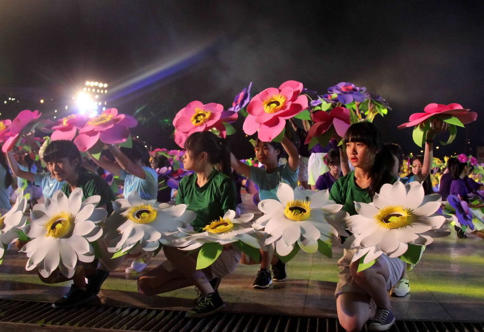 Chương trình nghệ thuật chào mừng Festival hoa Đà Lạt 2015. (Ảnh: Phạm Kha/TTXVN) 