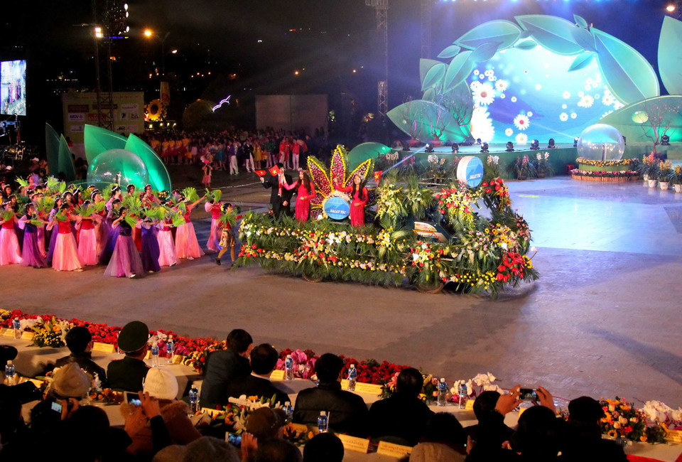 Chương trình nghệ thuật chào mừng Festival hoa Đà Lạt 2015. (Ảnh: Phạm Kha/TTXVN) 