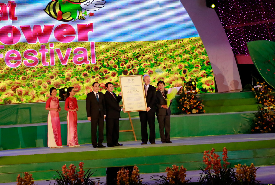  Đại diện của Tổ chức UNESCO trao Bằng công nhận Khu dự trữ sinh quyển thế giới Lang Biang cho Uỷ ban Nhân dân tỉnh Lâm Đồng. Ảnh : Đặng Tuấn-TTXVN