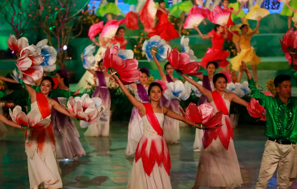 Chương trình nghệ thuật chào mừng Festival hoa Đà Lạt 2015. (Ảnh: Đặng Tuấn/TTXVN) 