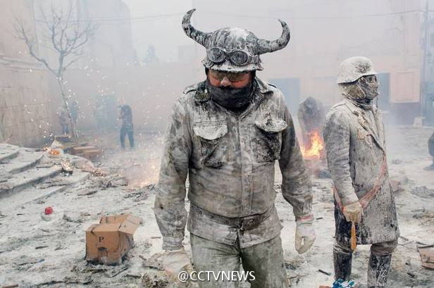 Lễ hội còn có tên là Els Enfarinats. (Nguồn: CCTVNews)