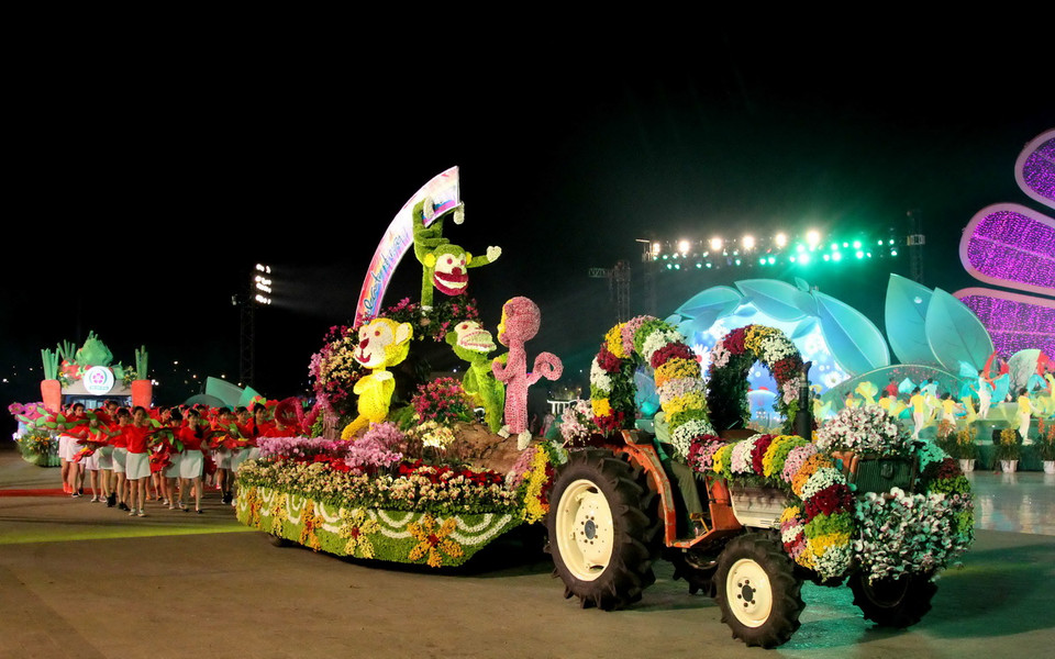 Chương trình nghệ thuật chào mừng Festival hoa Đà Lạt 2015. (Ảnh: Phạm Kha/TTXVN) 