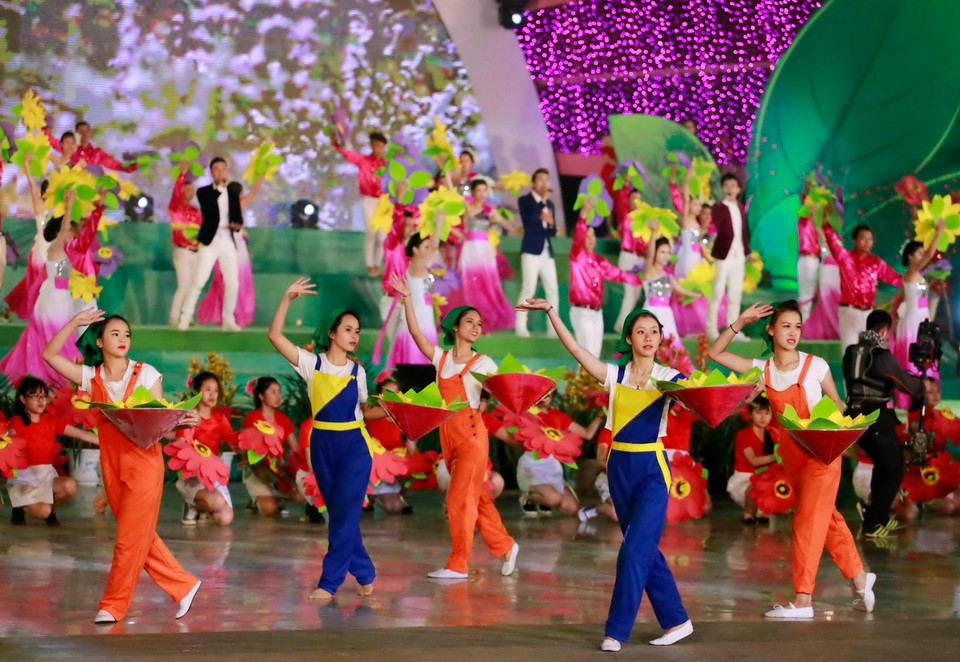 Chương trình nghệ thuật chào mừng Festival hoa Đà Lạt 2015. (Ảnh: Đặng Tuấn/TTXVN) 