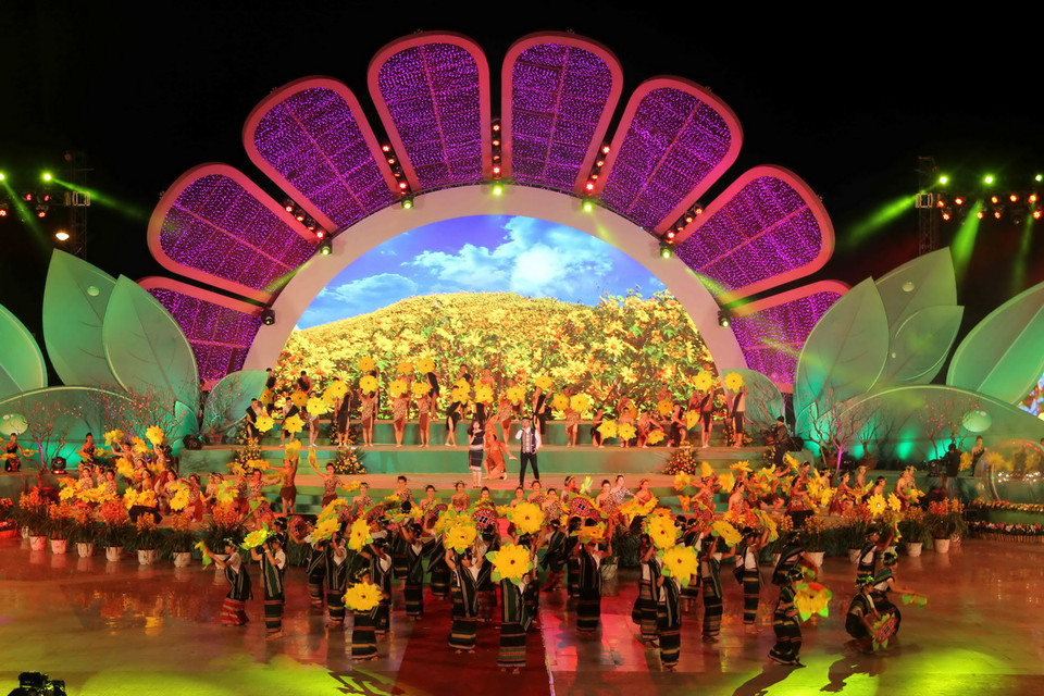 Chương trình nghệ thuật chào mừng Festival hoa Đà Lạt 2015. (Ảnh: Phạm Kha/TTXVN) 