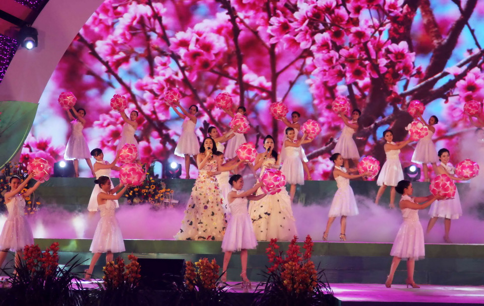 Chương trình nghệ thuật chào mừng Festival hoa Đà Lạt 2015. (Ảnh: Phạm Kha/TTXVN) 