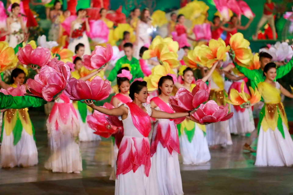 Chương trình nghệ thuật chào mừng Festival hoa Đà Lạt 2015. (Ảnh: Đặng Tuấn/TTXVN) 