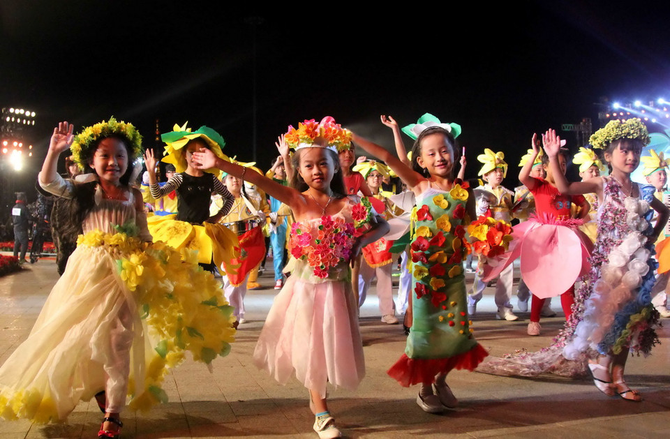 Chương trình nghệ thuật chào mừng Festival hoa Đà Lạt 2015. (Ảnh: Phạm Kha/TTXVN) 