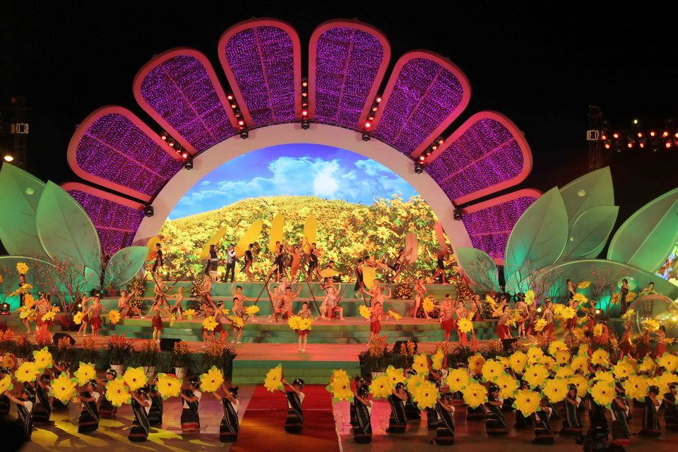 Chương trình nghệ thuật chào mừng Festival hoa Đà Lạt 2015. (Ảnh: Phạm Kha/TTXVN) 