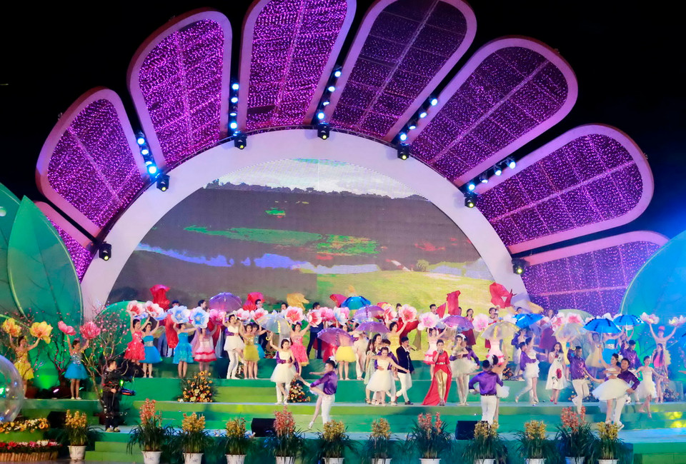 Chương trình nghệ thuật chào mừng Festival hoa Đà Lạt 2015. (Ảnh: Đặng Tuấn/TTXVN)