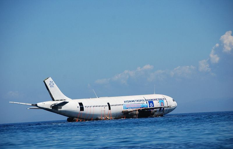 Một chiếc máy bay Airbus A300 có sải cánh gần 44m, dài 54m đã được nhấn chìm xuống đáy biển ở khu nghỉ dưỡng Kusadasi nổi tiếng của tỉnh Aydin (Thổ Nhĩ Kỳ). (Nguồn: CCTVNews)