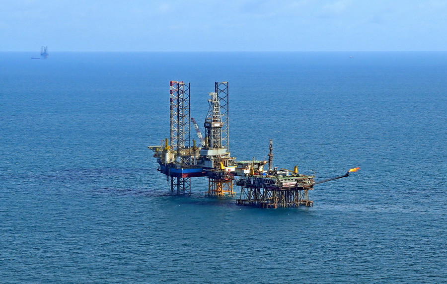 Các giàn khoan của Liên doanh Vietsovpetro tại mỏ Bạch Hổ. (Ảnh: Huy Hùng/TTXVN)