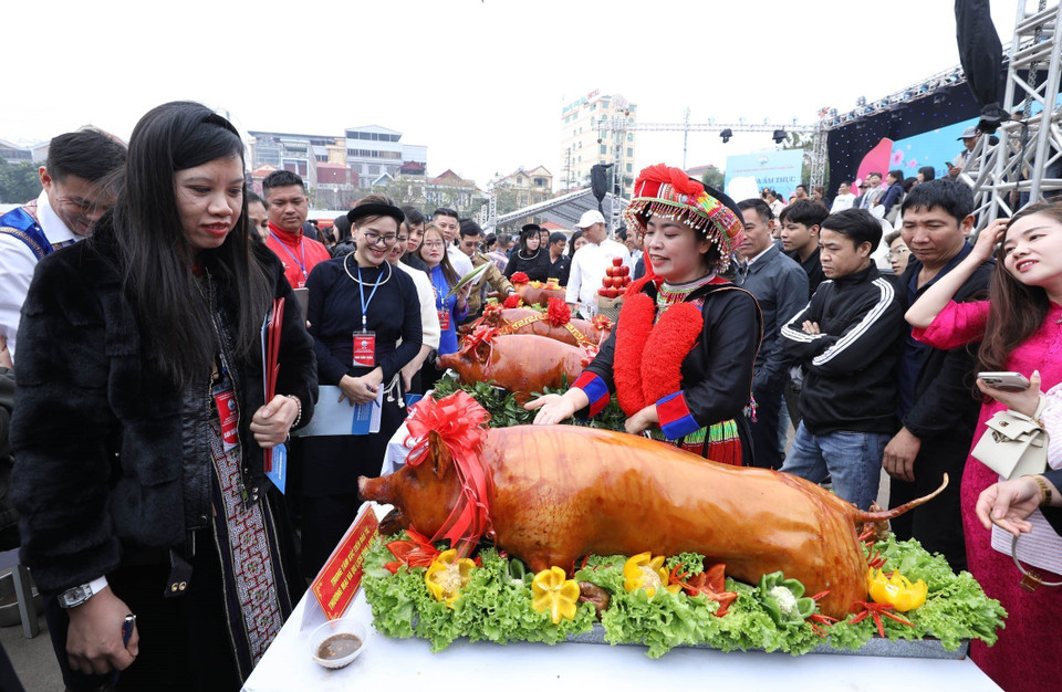 Ban Tổ chức chấm điểm lợn quay của các đơn vị. (Ảnh: Anh Tuấn/TTXVN)