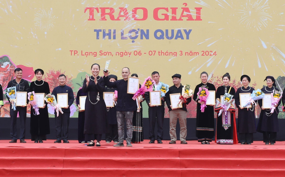 Đội Ủy ban Nhân dân huyện Tràng Định đoạt Giải Nhất cuộc thi quay lợn. (Ảnh: Anh Tuấn/TTXVN)