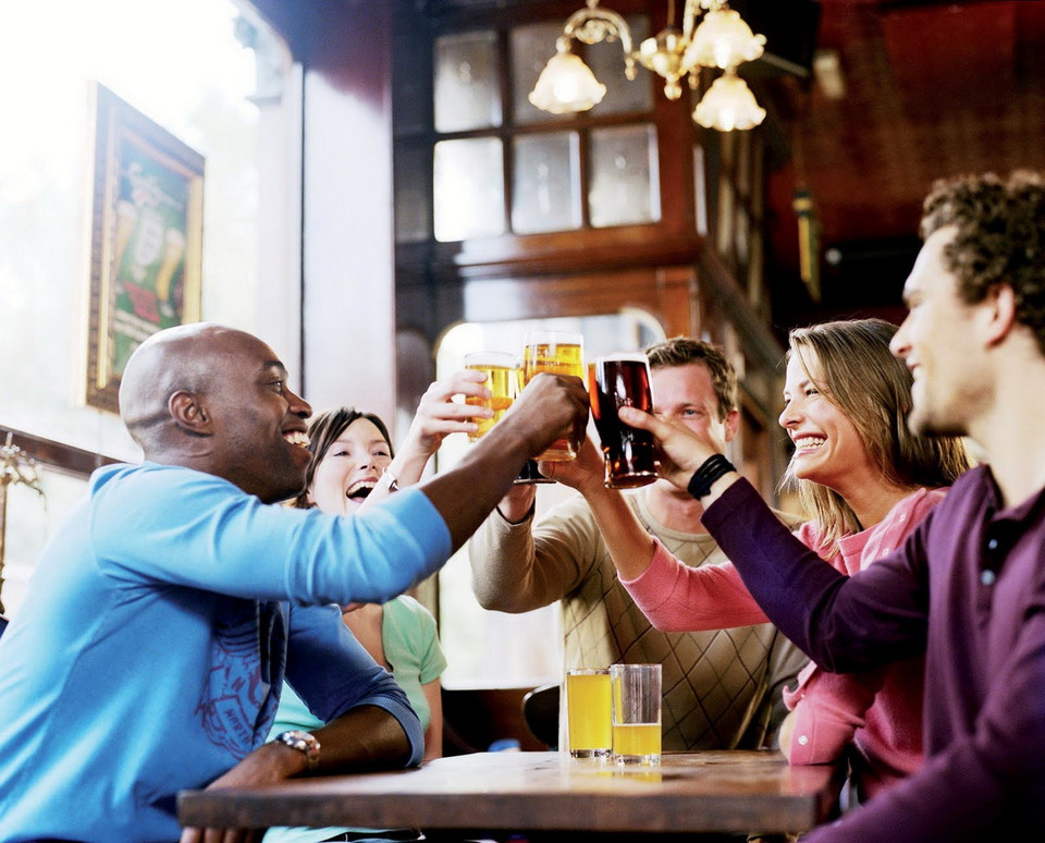 Một trong những dấu hiệu phổ biến nhất đó là vợ hoặc chồng bị nghiện rượu, cờ bạc hay thậm chí là Internet. (Nguồn: volunteerprincess)