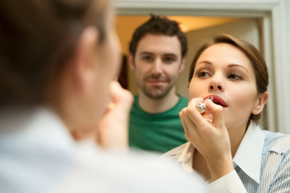 Bạn sẽ cảm thấy khó chịu khi vợ hoặc chồng mình liên tục chê quần áo, càvạt không phù hợp hay trang điểm quá nhiều. (Nguồn: Rex)