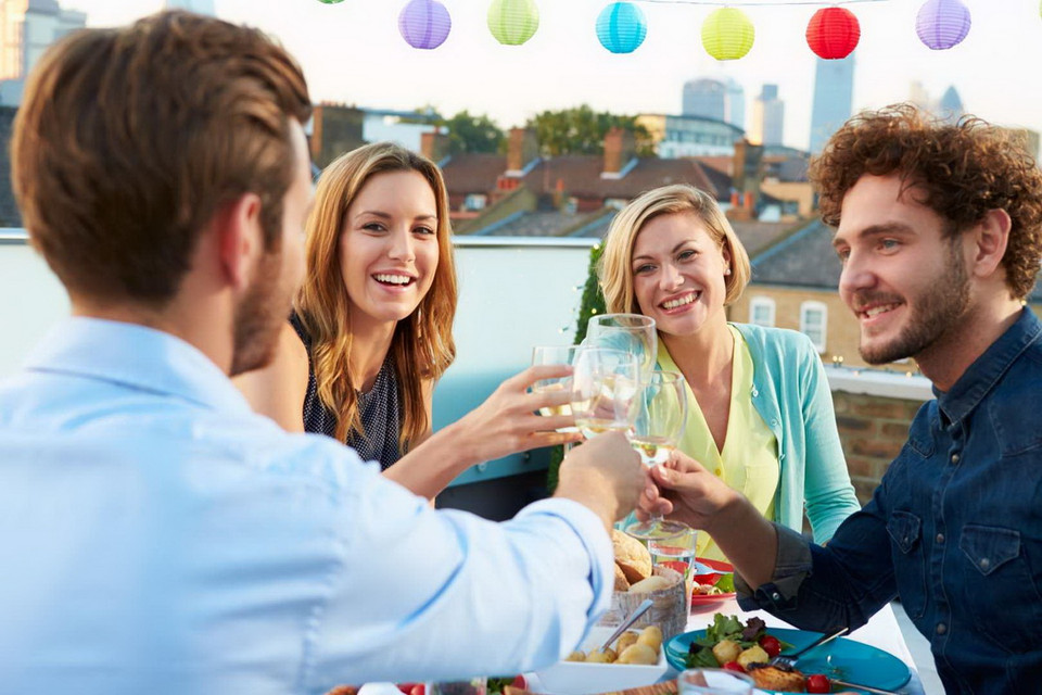 Mời bạn bè và gia đình đến nhà ăn cơm là tốt. Nhưng nếu bạn chỉ mải mê dành thời gian cho họ mà không dành thời gian riêng tư cho vợ hoặc chồng mình thì đó thực sự là vấn đề lớn. (Nguồn: Getty Images)