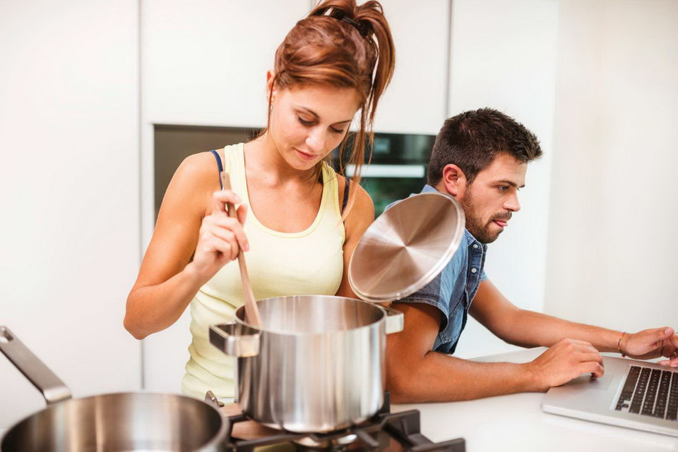 Vợ hoặc chồng bạn sẽ cảm thấy vô cùng nhàm chán khi thấy người bạn đời của mình chỉ mải mê xem tivi thay vì giúp nấu ăn, làm việc nhà. Chia sẻ công việc nhà với nhau sẽ giúp xóa tan căng thẳng trong mối quan hệ. (Nguồn: Getty Images)