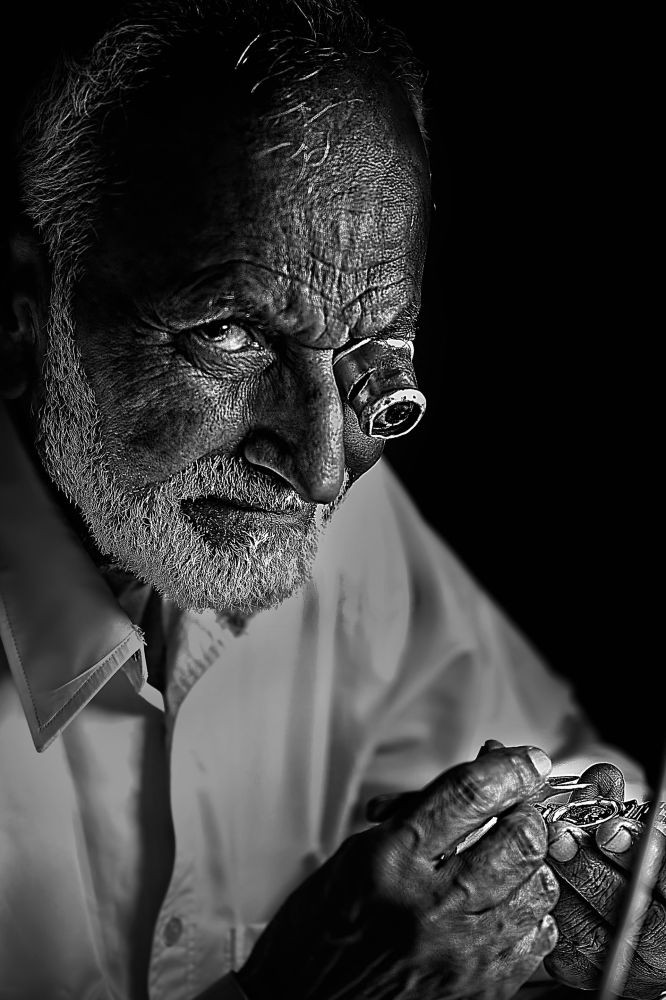 'Oscar Rialubin' của Oscar Rialubin khắc họa chân dung người thợ sửa đồng hồ ở Dubai, Ấn Độ. (Nguồn: Sputniknews)