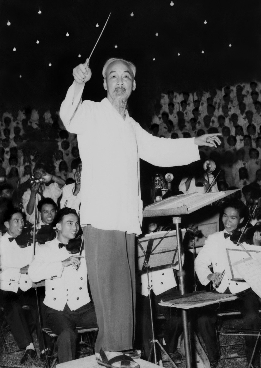 Tác phẩm “Người nhạc trưởng vĩ đại” - giải thưởng Hồ Chí Minh năm 1996. (Ảnh: Lâm Hồng Long/TTXVN)