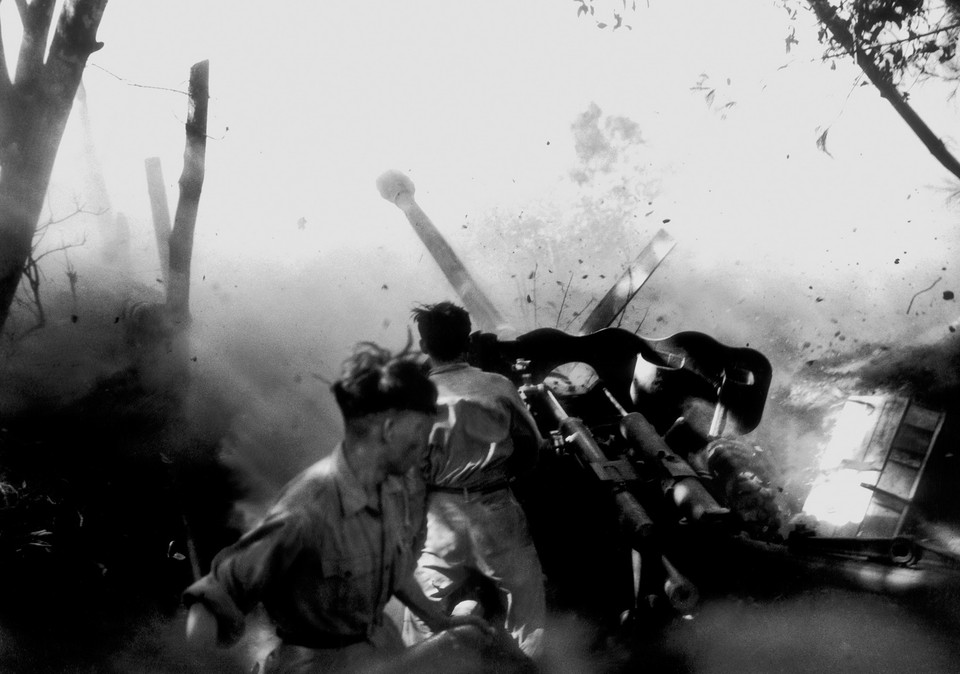 Tác phẩm Đấu pháo ở Dốc Miếu - giải thưởng Nhà nước năm 2007. (Ảnh: Lương Nghĩa Dũng/TTXVN)