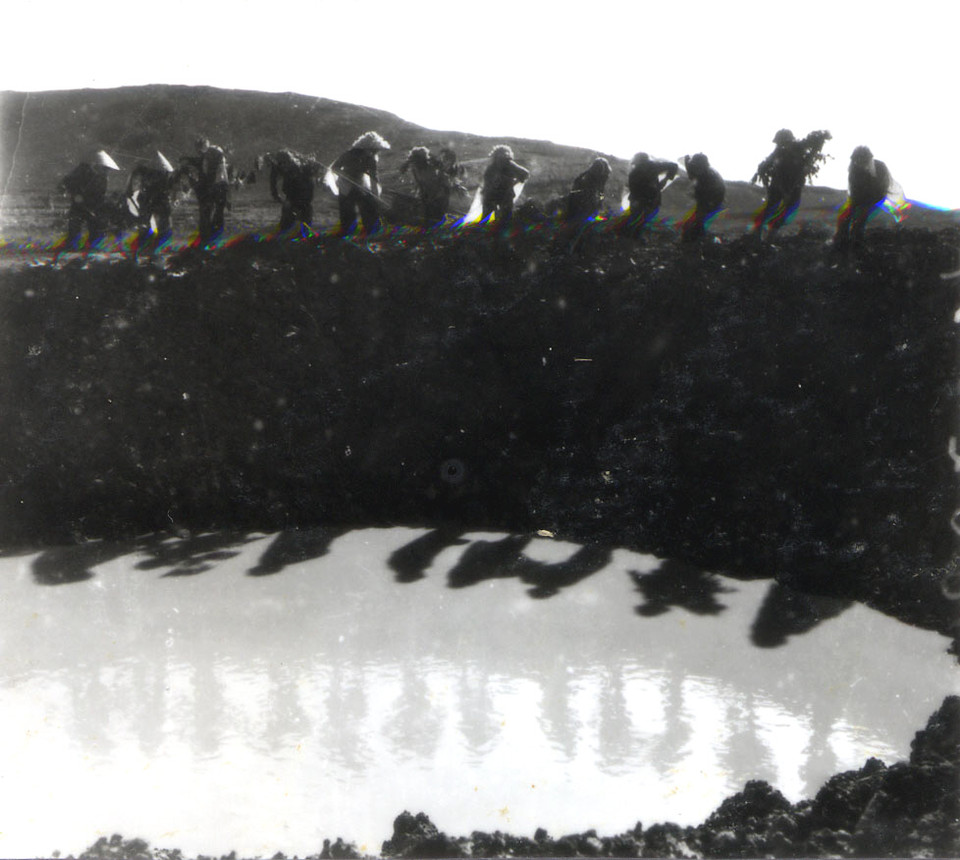 Tác phẩm “Tiểu đội 10 cô gái ngã ba Đồng Lộc” (1969)- giải thưởng Nhà nước năm 2007. (Ảnh: Hoàng Văn Sắc/TTXVN)