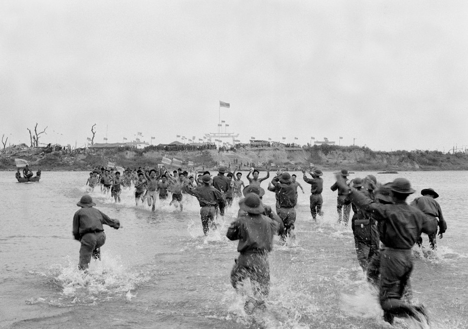 Tác phẩm “Thoát khỏi ngục tù (sông Thạch Hãn, Quảng Trị, mùa xuân năm 1973)” - giải thưởng Nhà nước năm 2012. (Ảnh: Chu Chí Thành/TTXVN)