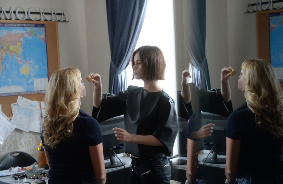 Một thí sinh đang trang điểm trước buổi chụp hình. (Nguồn: Sputniknews)