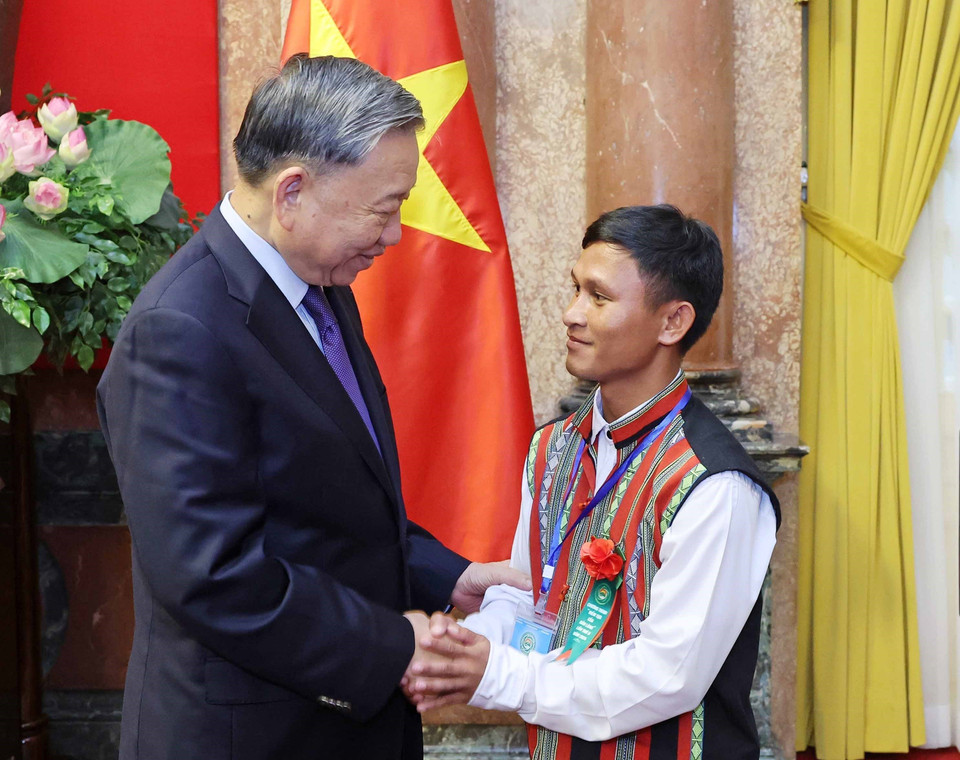 Chủ tịch nước Tô Lâm với anh Cao Xuân Long, dân tộc Chứt, Bí thư Chi bộ bản Mò o Ồ Ồ, xã Thượng Hóa, huyện Minh Hóa (tỉnh Quảng Bình). (Ảnh: Nhan Sáng/TTXVN)