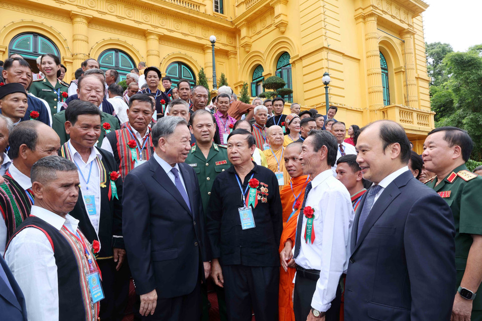 Chủ tịch nước Tô Lâm với các đại biểu tại Phủ Chủ tịch chiều 14/6/2024. (Ảnh: Nhan Sáng/TTXVN)