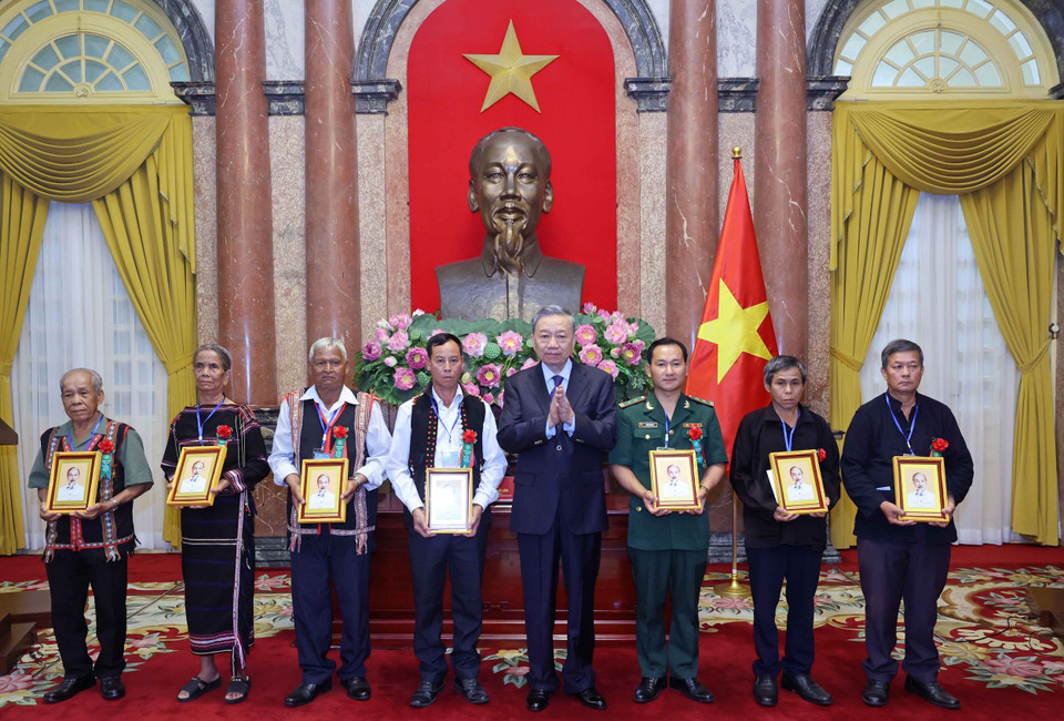 Chủ tịch nước Tô Lâm tặng quà các đại biểu. (Ảnh: Nhan Sáng/TTXVN)