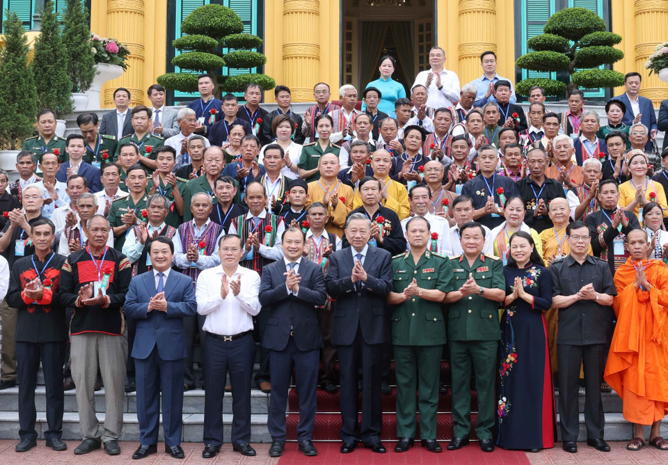 Chiều 14/6/2024, tại Phủ Chủ tịch, Chủ tịch nước Tô Lâm gặp mặt thân mật Đoàn đại biểu người có uy tín tiêu biểu trong đồng bào dân tộc ở khu vực biên giới, hải đảo nhân dịp tham dự Chương trình “Điểm tựa của bản làng” lần thứ hai, được tổ chức tại Hà Nội. (Ảnh: Nhan Sáng/TTXVN)