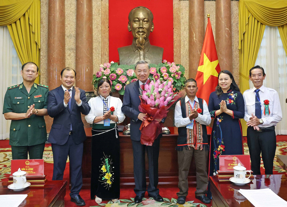 Các đại biểu chúc mừng Chủ tịch nước Tô Lâm. (Ảnh: Nhan Sáng/TTXVN)