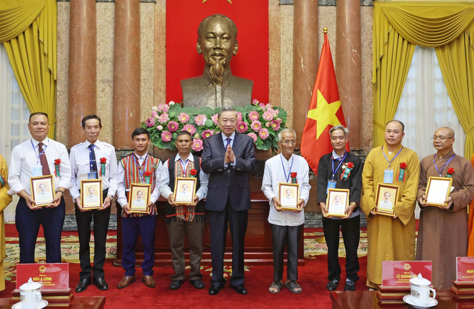 Chủ tịch nước Tô Lâm tặng quà các đại biểu. (Ảnh: Nhan Sáng/TTXVN)